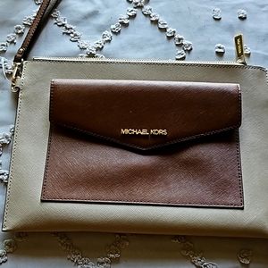 MK LG flat pocket Wristlet leather Jetset